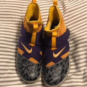 Lebron Soldier 12 Lakers Nike tennis shoes